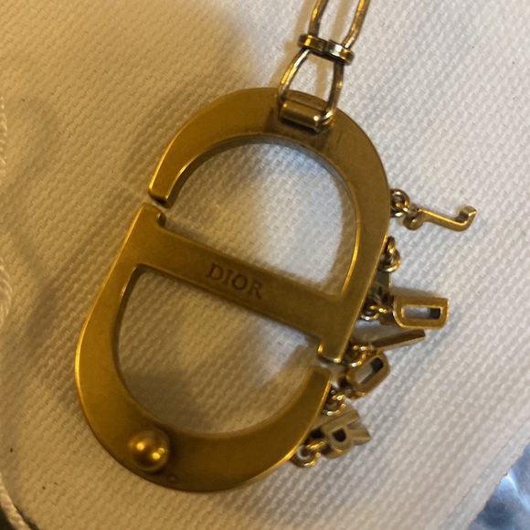 Dior 30 MONTAIGNE BROOCH Antique Gold-Finish Metal and White Resin Pearls - Picture 4 of 6